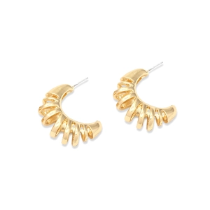Gros plan de boucles d'oreilles dorées en C avec texture nervurée spirale