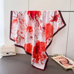 Pañuelo Cuadrado de Satén con Estampado Floral Artístico Para Mujer Chal Elegante con Patrón de Flores Accesorio Moda