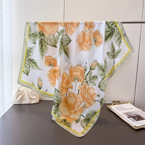 Pañuelo cuadrado de seda sintética con rosas amarillas y bordes verde claro