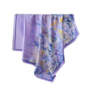 Elegante vierkante zijdeachtige sjaal met lavendel bloemenprint voor damesmode stijl