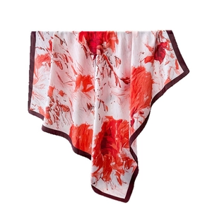 Elegante pañuelo de seda blanco con estampados florales rojos y borde granate para mujer