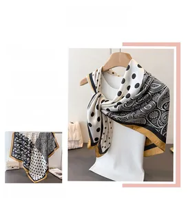 Detail eines Satin-Seidentuchs mit Paisley-Druck und klassischen Polka-Dot-Mustern