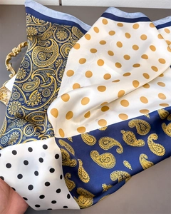 Detailansicht des Seidenschals mit Paisley- und Punktmuster in Marineblau und Gold