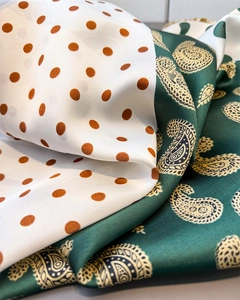 Detail eines Seidenschals mit Paisley-Muster und Punkten mit elegantem Faltenwurf