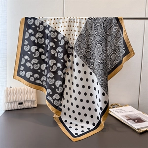 Eleganter Seidenschal mit Paisley-Muster und Goldrand für Damen als schickes Accessoire