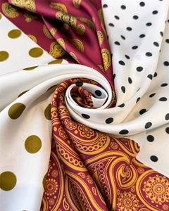 Detail eines Seidenschals mit Paisley-Muster und Punkten mit glänzendem Satin-Finish