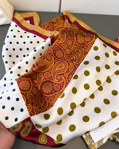 Detailansicht des Satin-Seidenschals mit Paisley-Muster, Punkten und goldener Saumkante