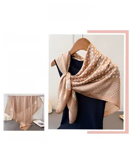 Vue détaillée d'un foulard en soie avec pois et motifs floraux de roses blanches
