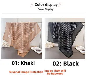 Détail de foulards en soie kaki et noirs avec motifs à pois et imprimés de roses