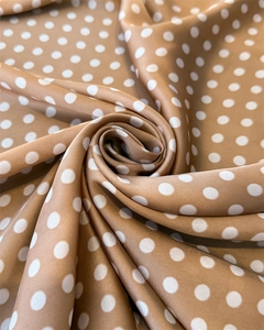 Vue détaillée du tissu en soie à pois montrant la texture drapée et le motif marron