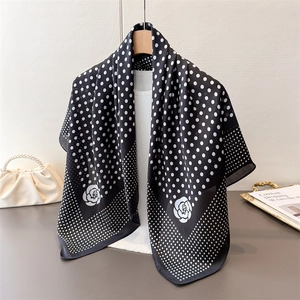Foulard en soie à pois et fleur de camélia sur cintre avec sac à main en perles