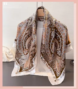 Détail d'un foulard en satin aux motifs paisley avec éléphants et chevaux vintage