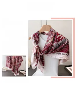 Détail de l'écharpe en satin de soie avec motifs paisley et animaux exotiques rouge foncé