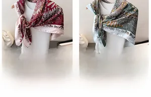Détail d'un carré de soie satiné aux motifs paisley et éléphants ethniques aux couleurs vives