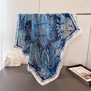 Foulard en satin de soie vintage avec motifs paisley et animaux sur un support en métal