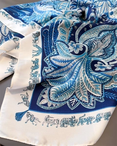 Détail d'un foulard en soie avec motifs Paisley bleus et illustrations d'animaux dessinées