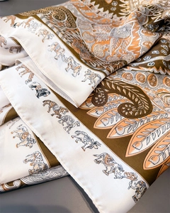 Vue détaillée d'un foulard en satin avec des imprimés animaux exotiques et fleurs