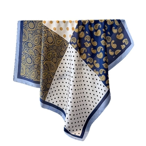 Seidiges quadratisches Tuch mit blauem und goldenem Paisley- und Punktmuster
