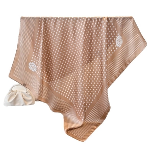 Carré de soie marron café à pois blancs et motifs floraux avec une finition satinée chic