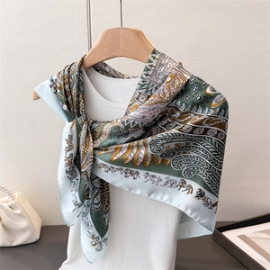 Détail d'un foulard en soie vintage avec des totems d'animaux ethniques et des motifs paisley
