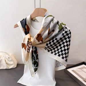 Écharpe en satin de soie à motifs floraux et damiers sur un haut en maille blanc