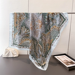 Foulard en soie vert menthe élégant avec motifs paisley vintage et silhouettes d'animaux