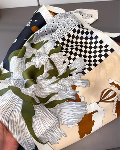 Détail du foulard carré en satin soyeux avec pivoines blanches et motifs à carreaux
