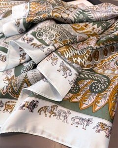 Détail d'un foulard en soie satinée avec imprimés animaux vintage et reflet doux