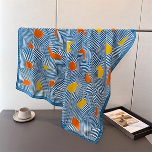 Eleganter Satin-Quadrat-Schal mit blauem Sternenmuster in modernem Lifestyle-Ambiente