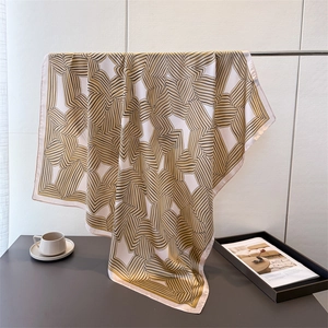 Eleganter Satin-Seidenschal mit goldenem Sternenmuster und rosa handgerollten Kanten