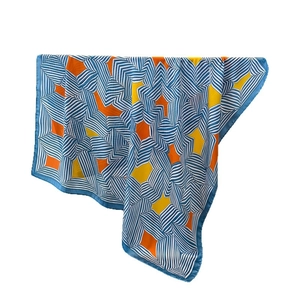 Eleganter Satin-Viereckschal mit blauen Streifen und orangefarbenen Geometrie-Mustern