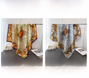 Comparaison détaillée de foulards en soie à motif floral baroque en bleu marine et bleu