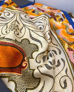Gros plan du foulard en satin de soie bohème avec texture brillante et motifs à pois