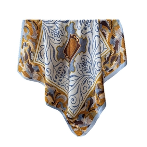 Carré de soie élégant avec motifs mosaïques floraux et géométriques bleu et or