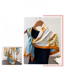 Dettaglio di un foulard in seta con stampa artistica a macchie d'inchiostro arancione e blu