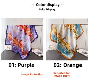 Dettaglio dei foulard in seta con motivi a inchiostro nei colori viola-arancio e blu-giallo