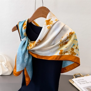 Grande foulard quadrato in seta sintetica con stampa artistica blu e arancione intenso