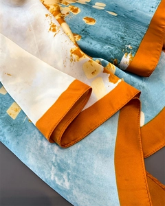 Dettaglio delle cuciture fini e della trama artistica del foulard in seta
