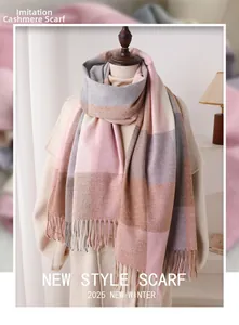 Gros plan sur l'écharpe en cachemire synthétique à carreaux rose et gris avec franges