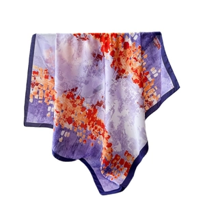 Sciarpa di seta con stampa astratta viola e arancione ed elegante effetto drappeggio