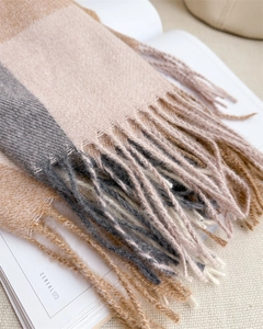 Gros plan sur l'écharpe à carreaux color-block avec longues franges et texture douce