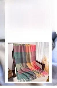Détail de l'écharpe à carreaux colorés montrant la texture douce et les franges
