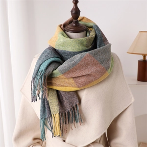 Gros plan sur une écharpe à carreaux colorés avec de longues franges sur un manteau beige