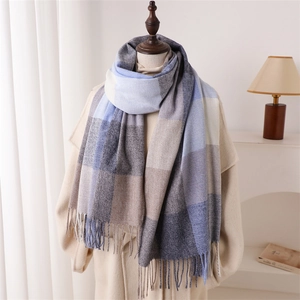 Écharpe à carreaux multicolore toucher cachemire avec franges sur manteau beige