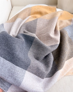 Gros plan d'une écharpe à carreaux multicolore avec texture tissée en sergé