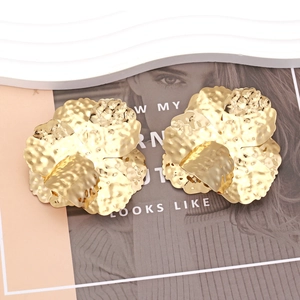 Golden flower earrings with hammered texture and vintage oversized floral design