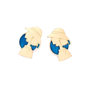 Boucles d'oreilles dorées avec profil de fille au chapeau et émail bleu texturé