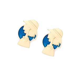 Boucles d'oreilles fille au chapeau dorées avec émail bleu ciel étoilé abstrait