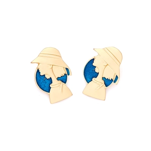 Boucles d'oreilles dorées avec profil de fille au chapeau et émail bleu étincelant
