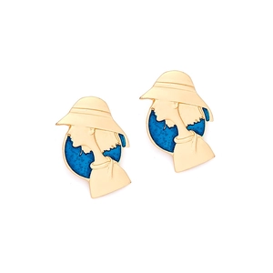 Détails de boucles d'oreilles profil femme avec chapeau et émail bleu brillant